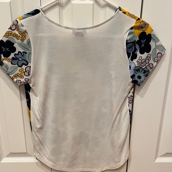 Ann Taylor Factory Petite Multicolor Floral Short Sleeve Top XSP - Picture 2 of 3